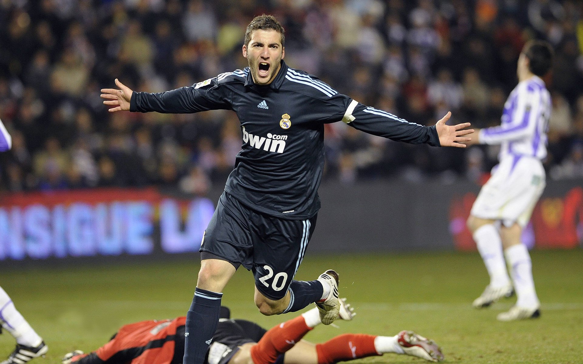 库里成为全场焦点，当欧冠淘汰赛之夜，篮球之神降临绿茵场