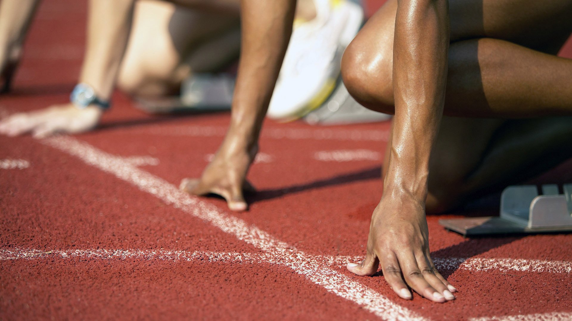 当篮球鞋印上F1赛道，武切维奇如何用球场智慧接管街道赛